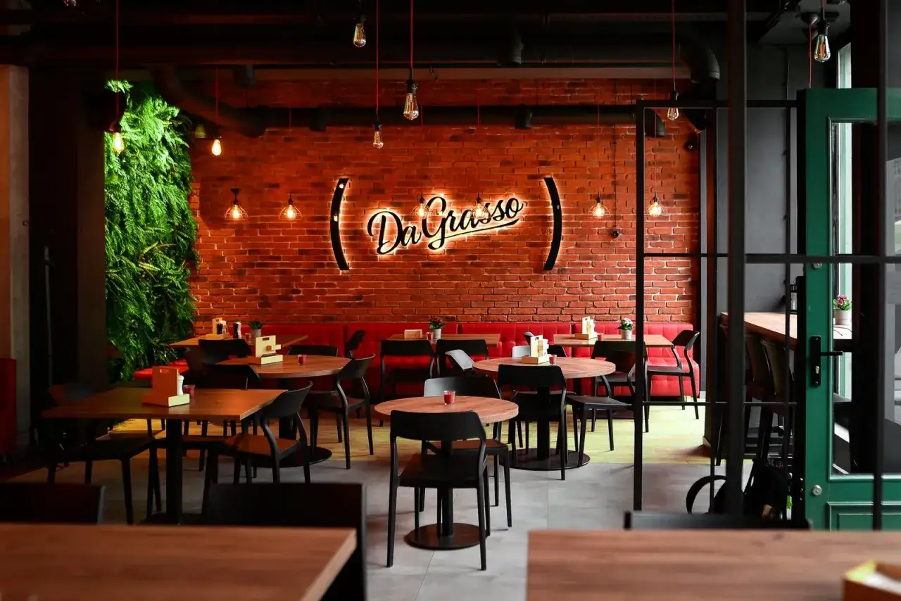 Nowoczesne wnętrze restauracji z ceglaną ścianą i neonem 