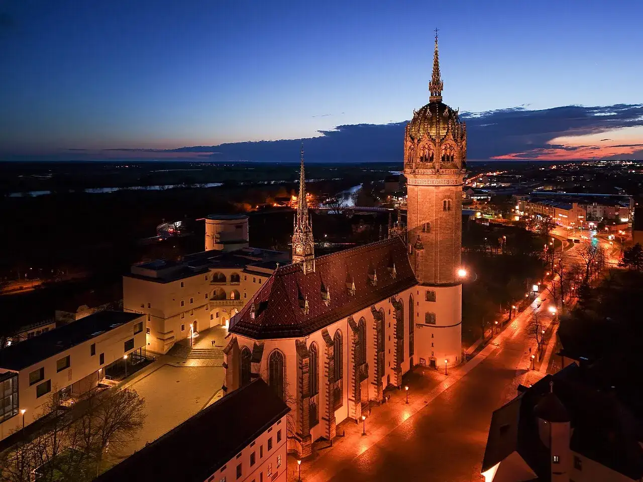 Die Schlosskirche Wittenberg bei Nacht, ein Ort voller Martin Luther Infos.