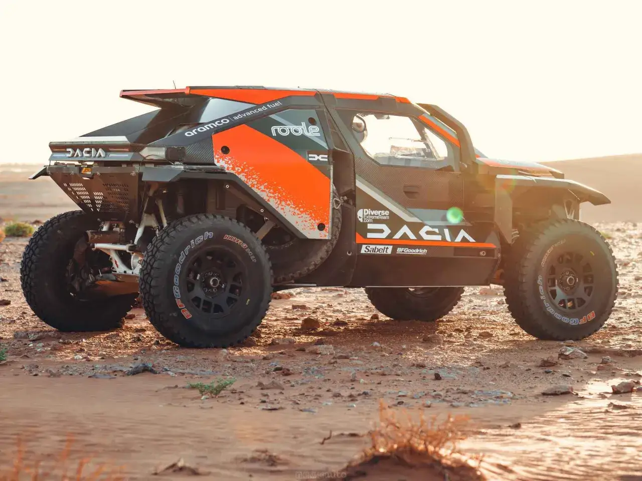 Il Dacia Sandrider, un veicolo da rally estremo, affronta il deserto con pneumatici BFGoodrich.