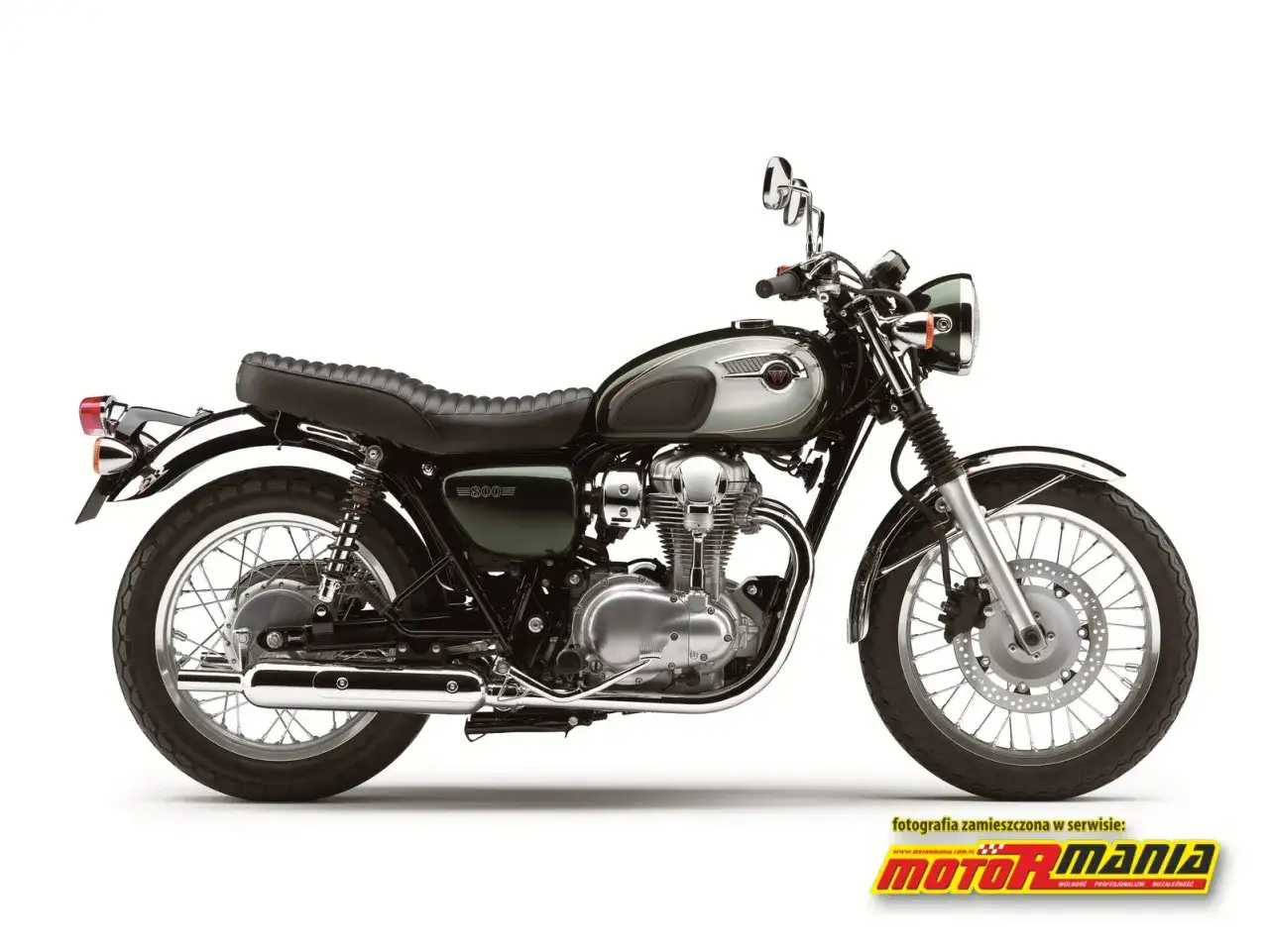 Klasyczny motocykl Kawasaki W800 w kolorze zielonym z chromowanymi elementami, gotowy na każdą podróż.
