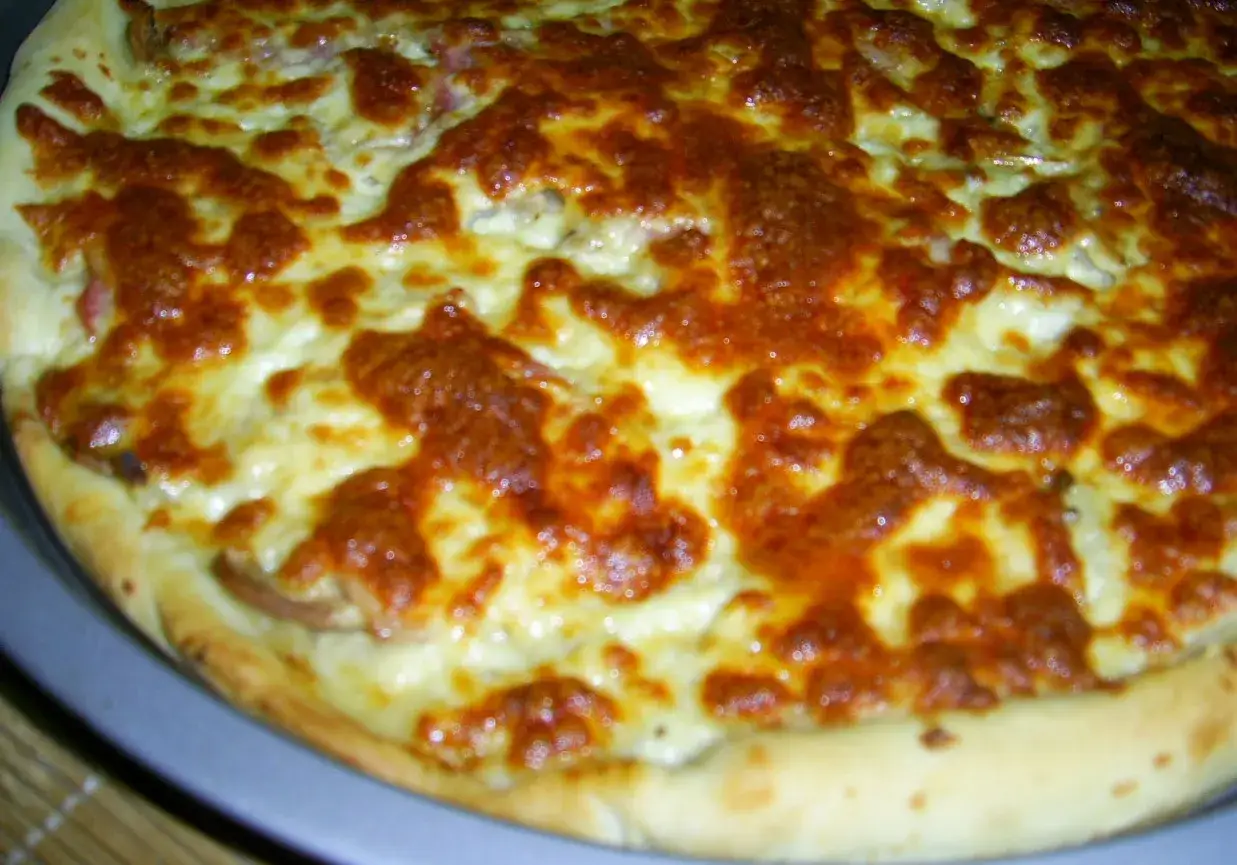 Gorąca, zapieczona pizza carbonara z ciągnącym się serem i chrupiącym ciastem. Idealna na szybki obiad.