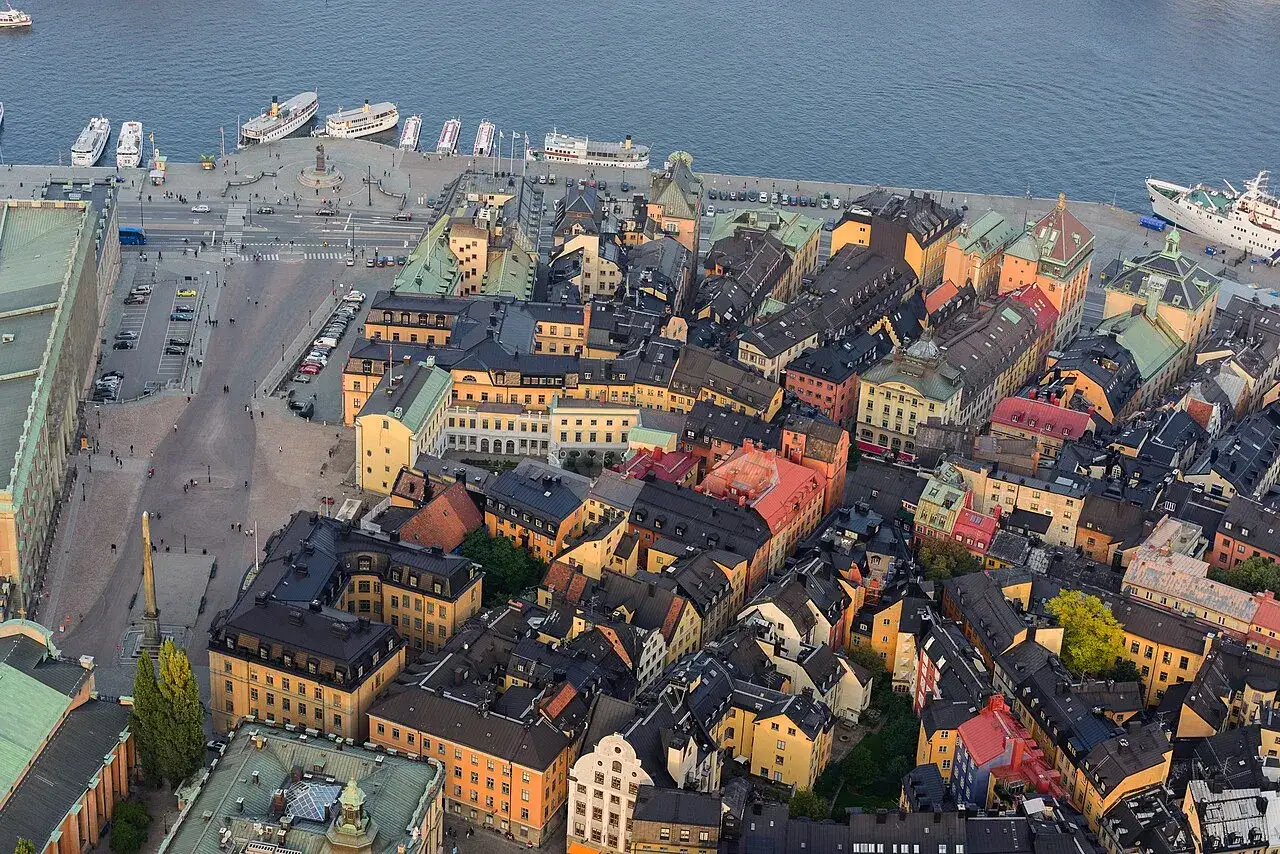 Blick über die Dächer von Gamla Stan, Stockholm. Ein Muss für jeden Besucher, mit Booten am Kai und dem Wasser im Hintergrund.