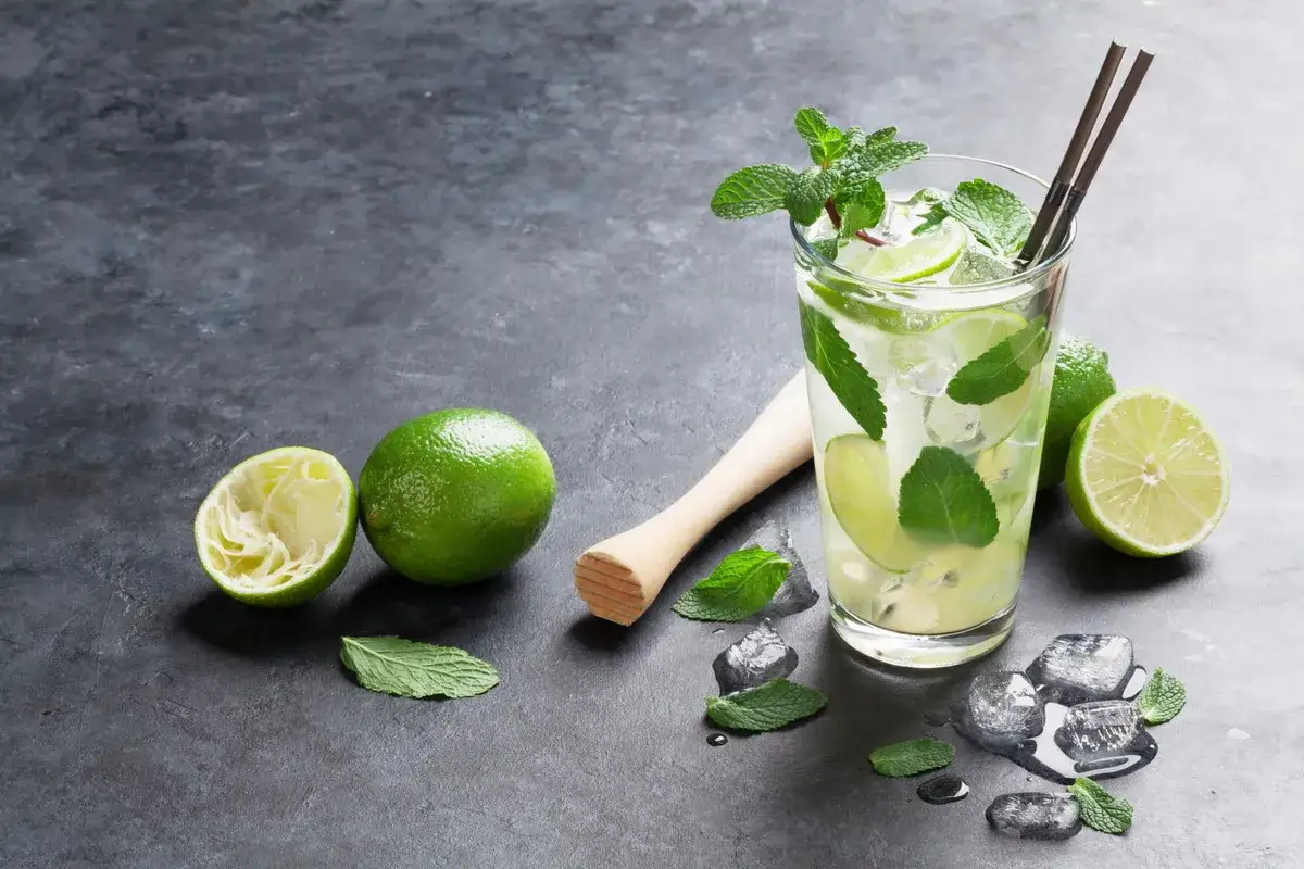 Orzeźwiająca lemoniada mojito z limonkami i miętą, gotowa do podania.
