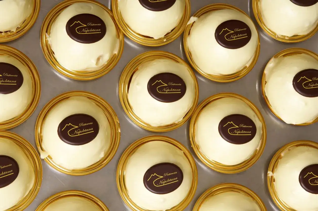 Deliziosa delizia al limone, dolcetti bianchi e rotondi con decorazione al cioccolato, pronti per essere gustati.