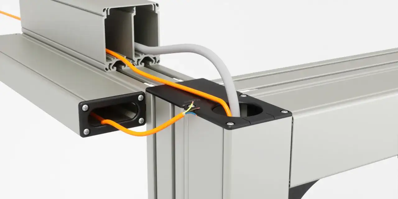 Sistemi di canalizzazione in alluminio per organizzare cavi. L'alluminio è leggero e resistente, ideale per soluzioni di cablaggio pulite e sicure.