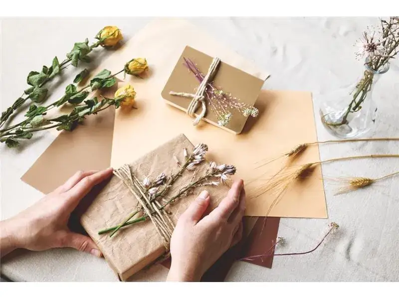 pakowanie prezentów zero waste szary papier naturalne ozdoby