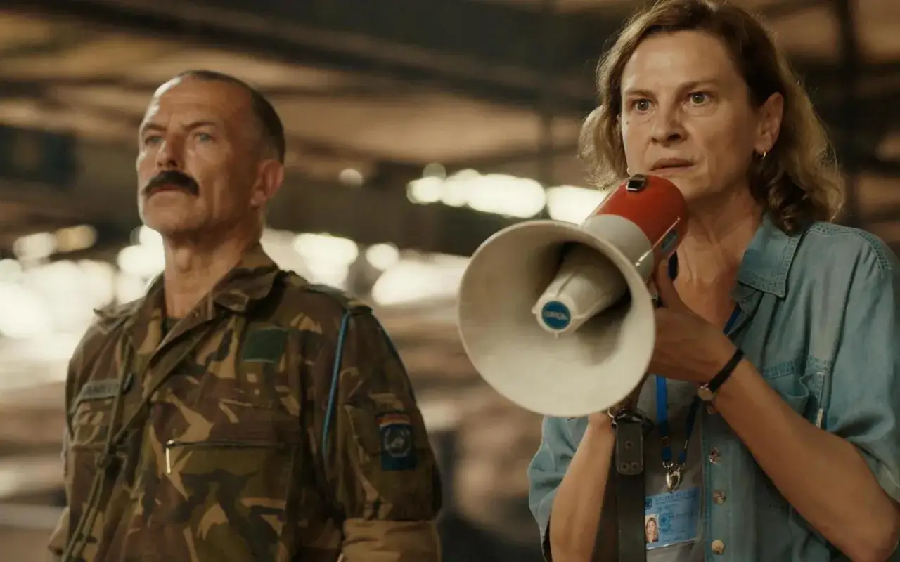 En kvinna med megafon och en man i militäruniform, scener från