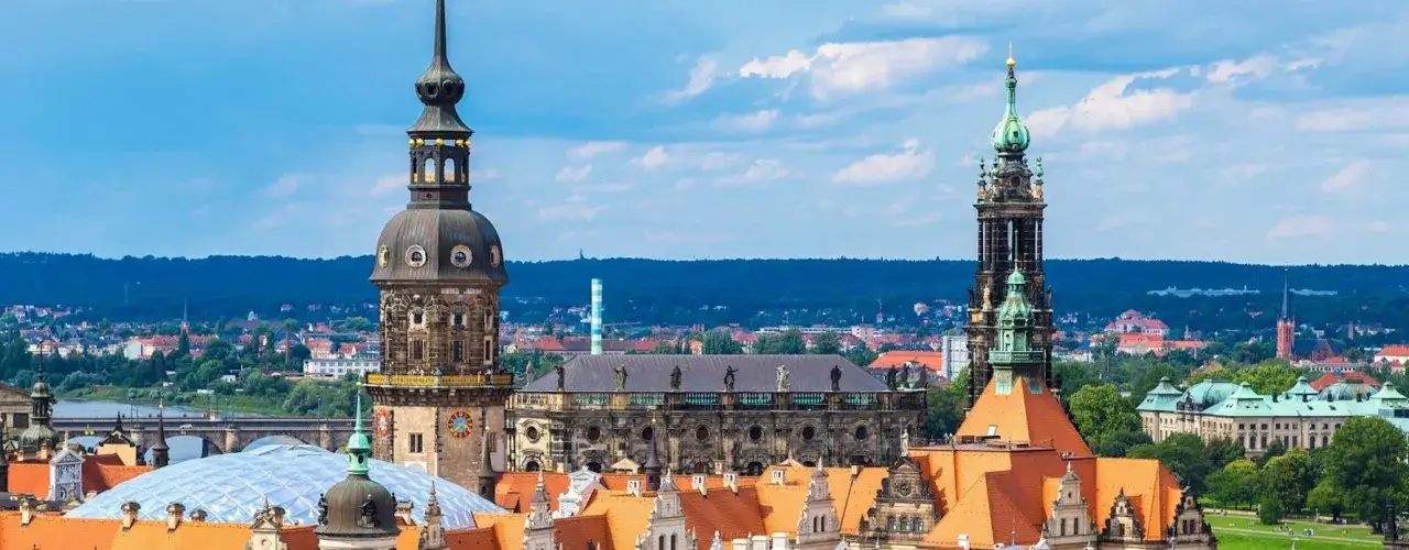 Vacker utsikt &ouml;ver Dresden, Tyskland, med dess historiska torn och taklandskap.