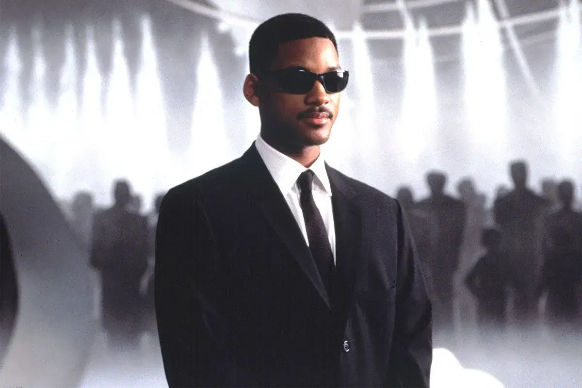 Will Smith w garniturze i okularach przeciwsłonecznych. Czy to on wie, dlaczego znany aktor odmówił przyjęcia głównej roli w hicie Netflixa?
