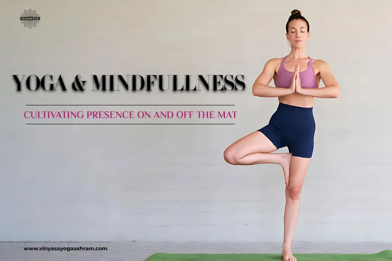 Kvinna i tr&auml;dposition, en yoga&ouml;vning som fr&auml;mjar balans och n&auml;rvaro. Yoga & mindfulness f&ouml;r ett lugnare liv.