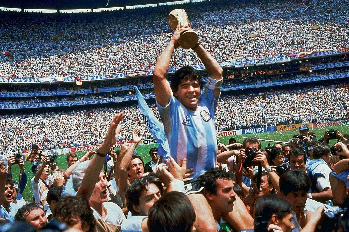 Diego Maradona, w wieku 25 lat, triumfalnie unosi Puchar Świata po zwycięstwie Argentyny w 1986 roku.