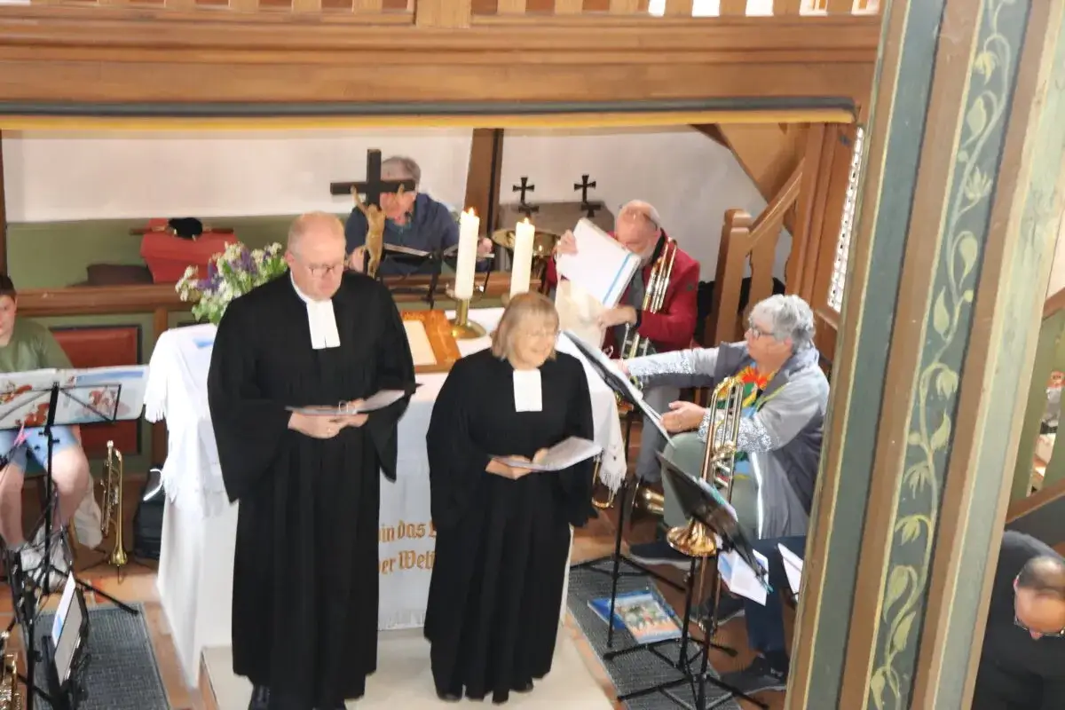 Gottesdienst mit Musikern und Geistlichen. Die Frage