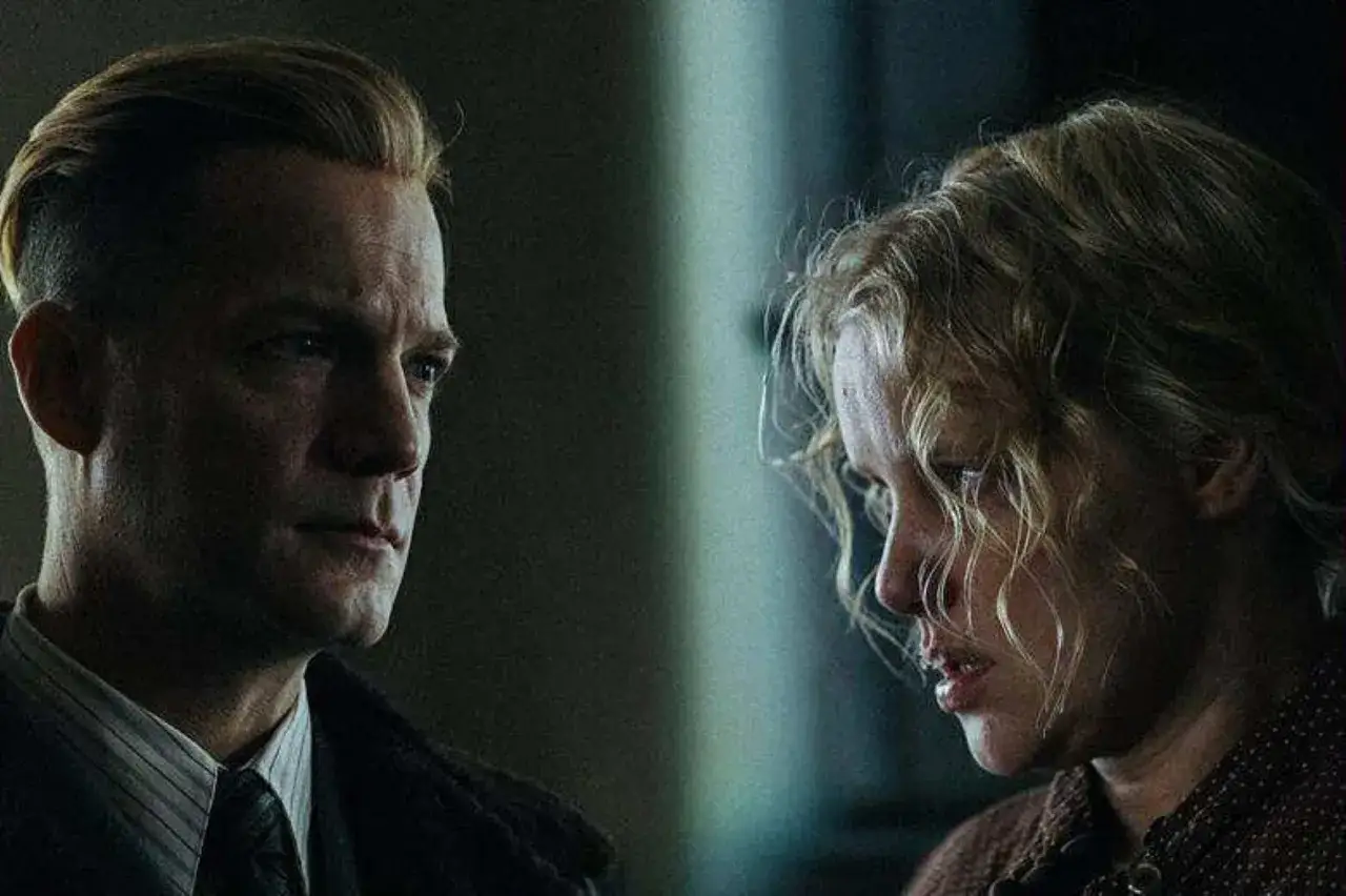 Intensywna scena z filmów Jana Holoubka. Mężczyzna i kobieta patrzą na siebie z napięciem.