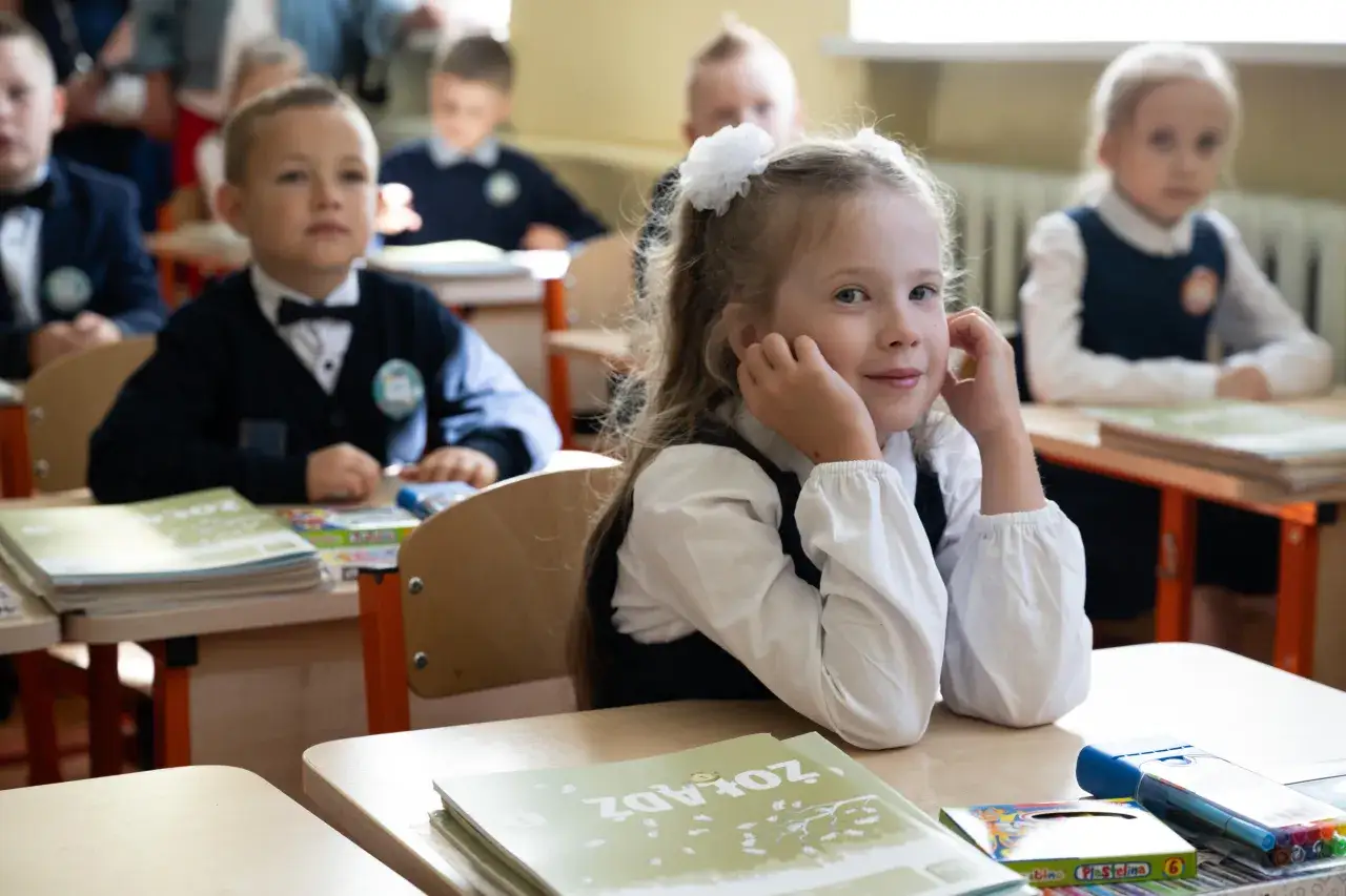 Dzieci w szkole, czekające na lekcję. Dlaczego Konfederacja chce wprowadzenia 