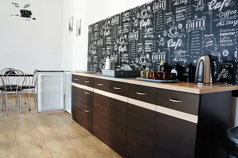 wspólna kuchnia w hostelu