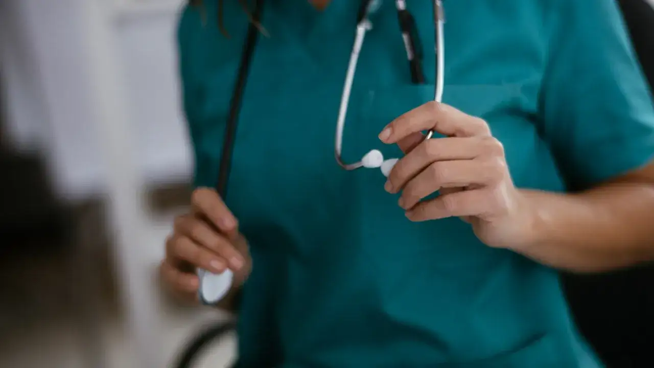En sjuksköterska med stetoskop förbereder sig för ett diagnos test.