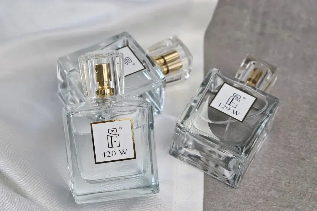Eleganckie flakony perfum, być może z dodatkiem feromonów, kuszą swoim minimalistycznym designem.