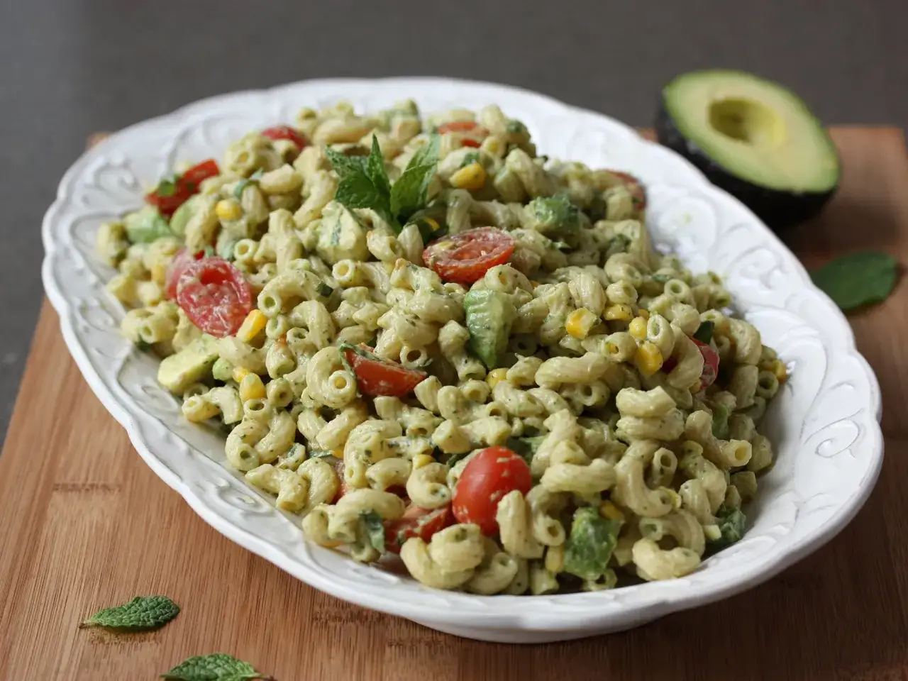 Salade de pâtes crémeuse à l'avocat, tomates cerises et maïs. Une idée parfaite pour savoir que faire avec un reste de pâtes.