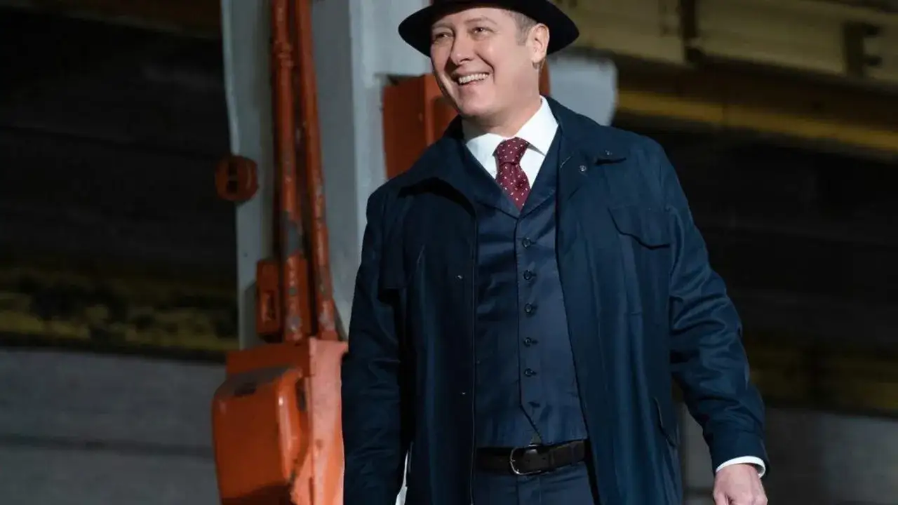 Raymond Reddington in seinem charakteristischen Anzug und Hut, bereit f&uuml;r neue Abenteuer in 