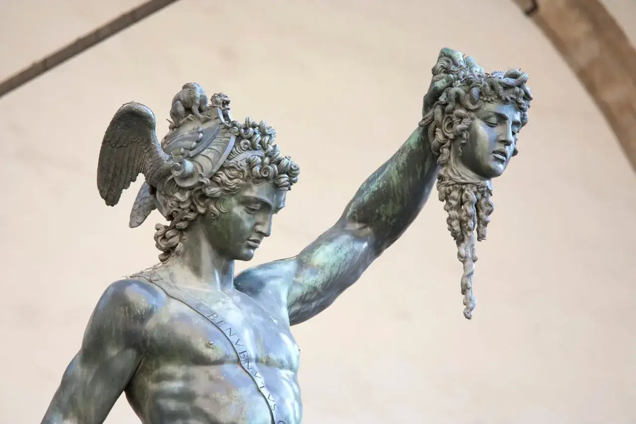 Perseusz z odciętą głową meduzy, symbol triumfu nad złem.
