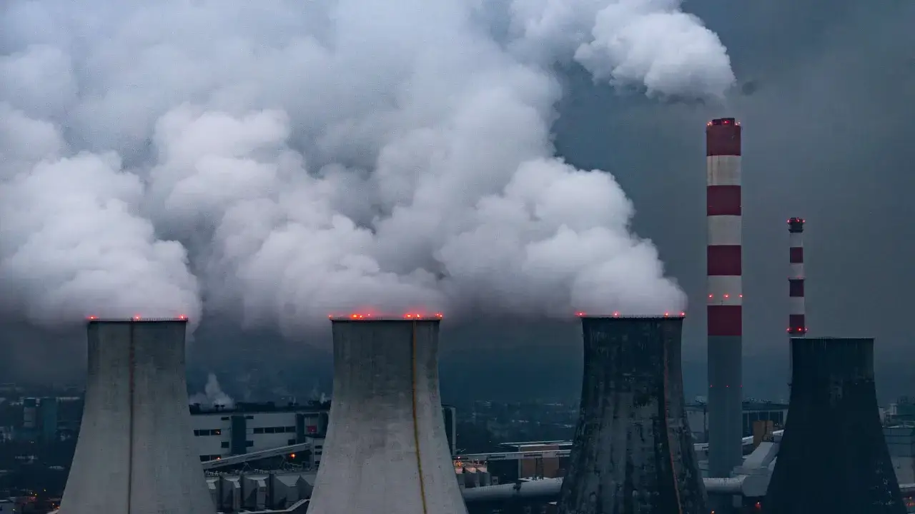Rauchschwaden steigen aus K&uuml;hlt&uuml;rmen und Schornsteinen von Kohlekraftwerken in Polen auf, ein d&uuml;steres Bild industrieller Energieerzeugung.