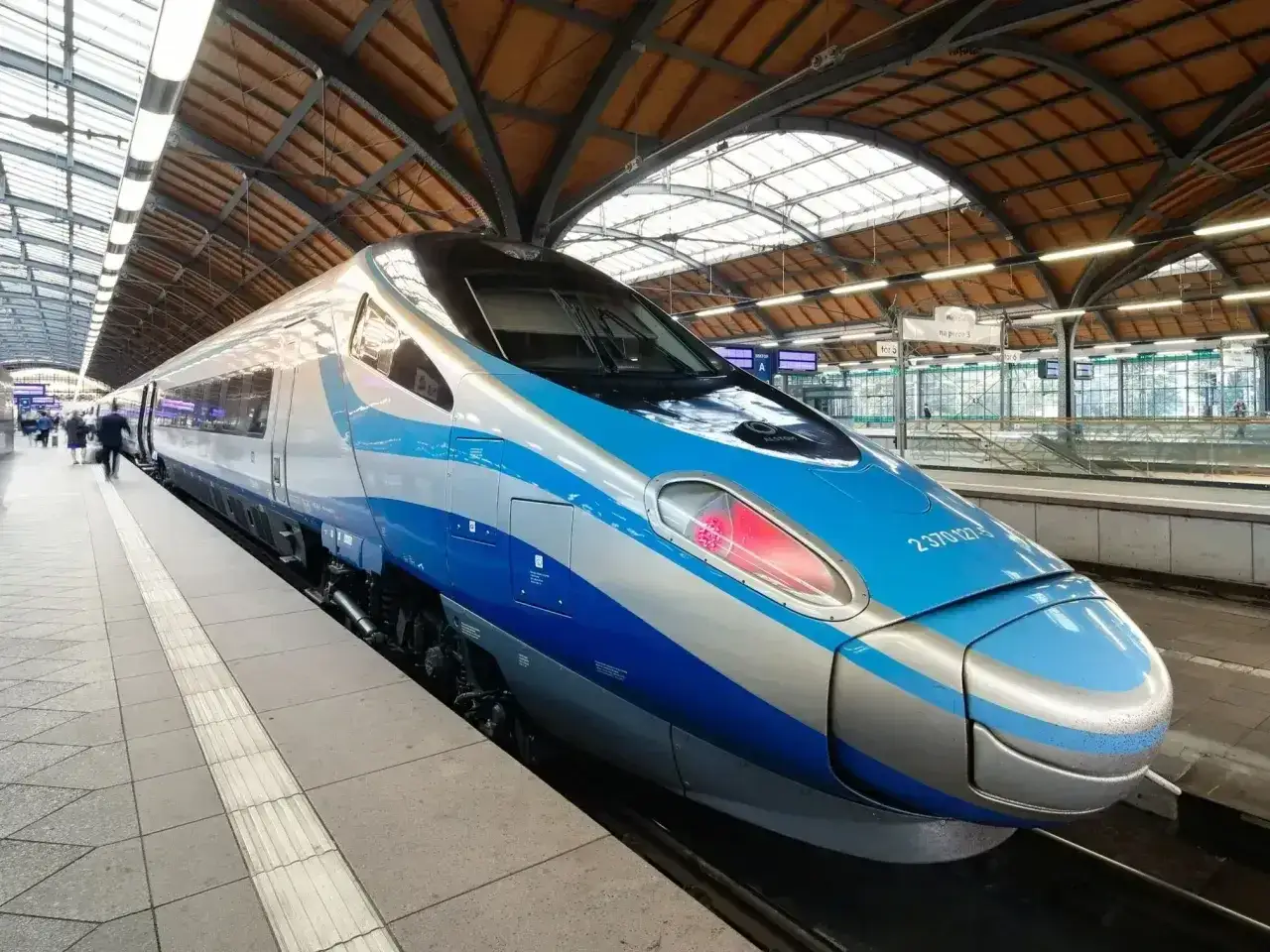 Pendolino Kraków Gdańsk cena: nowoczesny pociąg na dworcu, gotowy do podróży.