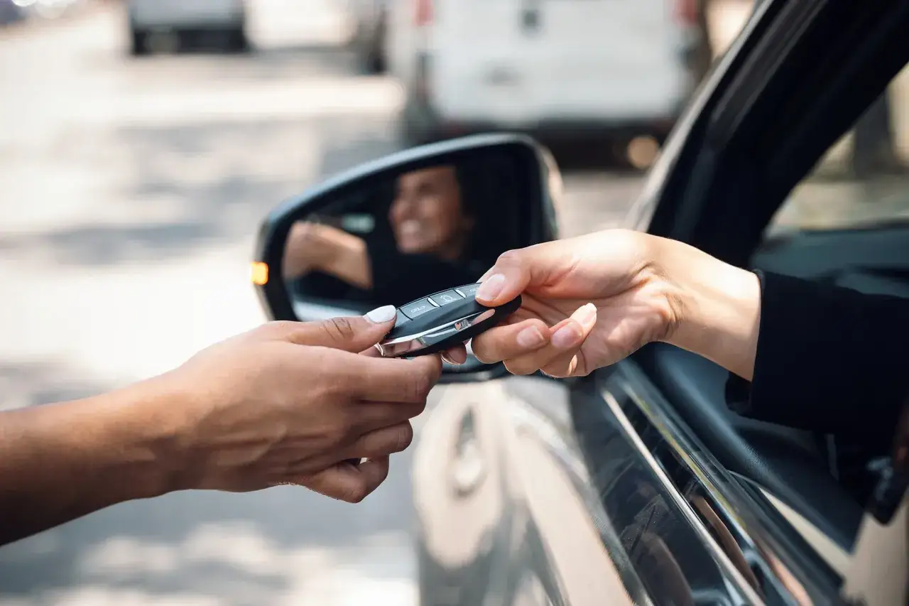 Przekazanie kluczyków do samochodu po aukcjach PZU. Kupujący odbiera auto po wypadku.