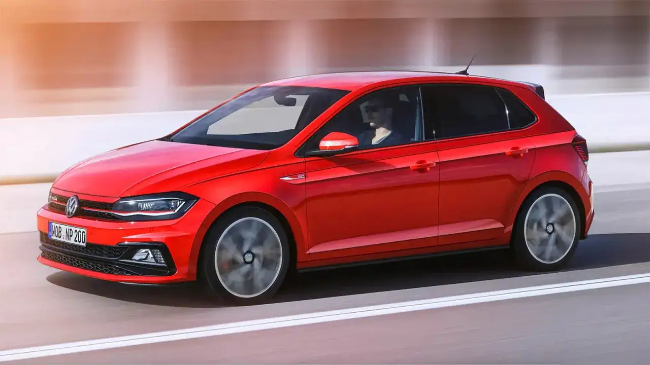 Röd Volkswagen Polo GTI kör fort. Vanliga fel kan inkludera problem med växellådan eller elektroniken.