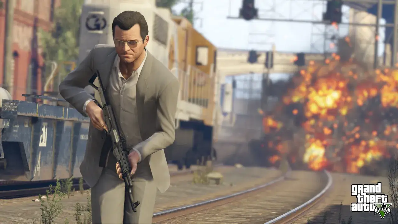 Michael w garniturze z bronią, w tle pociąg i eksplozja. Premiera GTA 5 była hitem.