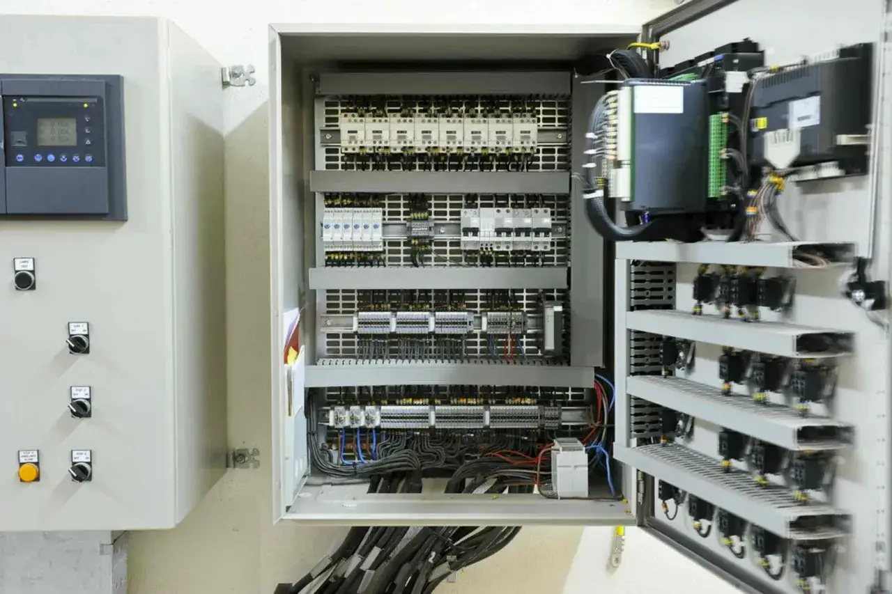 Nowoczesna rozdzielnica elektryczna w mieszkaniu
