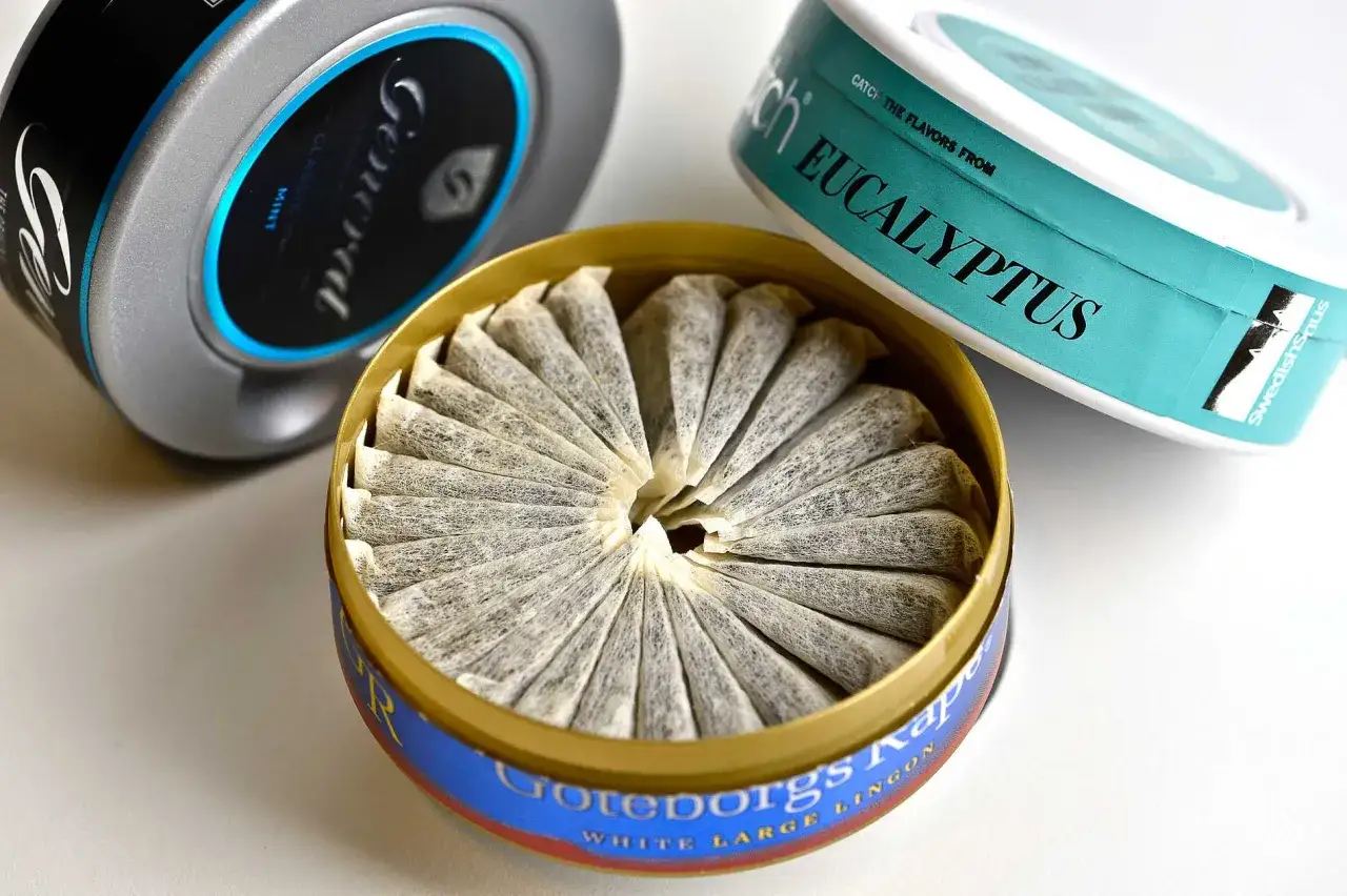 Snusburkar med General Mint, Eucalyptus och G&ouml;teborgs Rap&eacute;. Vissa menar att snus kan p&aring;verka testosteron.