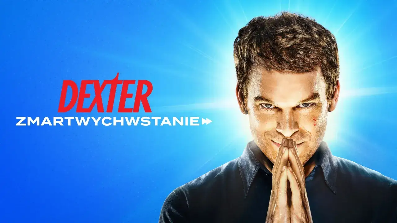 Dexter: Zmartwychwstanie. Gdzie oglądać ten mroczny serial? Zbliżenie na twarz Dextera z charakterystycznym uśmiechem.
