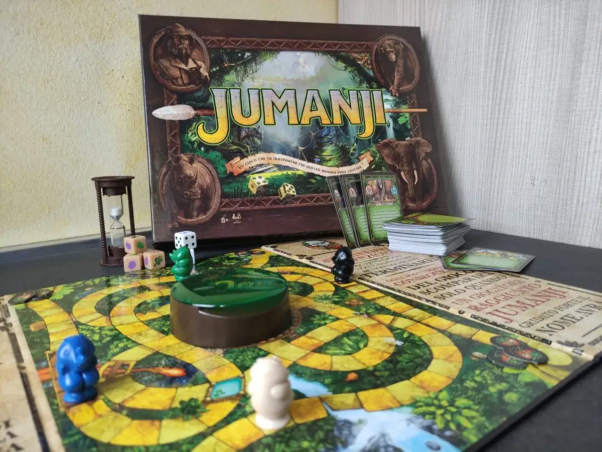 Jumanji gioco da tavolo recensione: pedine, dadi, clessidra e carte pronti per un'avventura nella giungla.