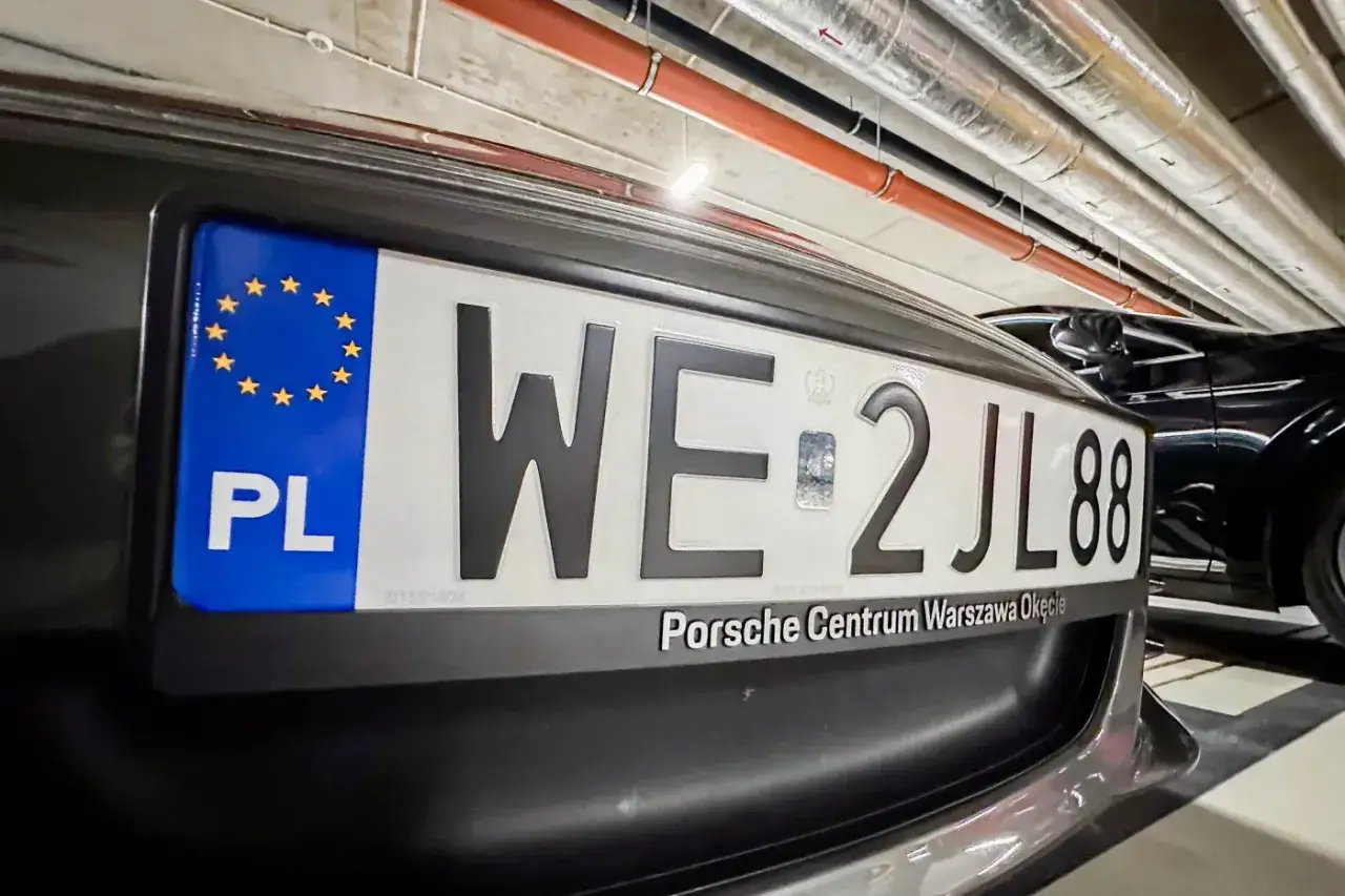 Tablica rejestracyjna WE 2JL88. Może poprzedni właściciel nie przerejestrował auta, ale teraz jest gotowe do jazdy!