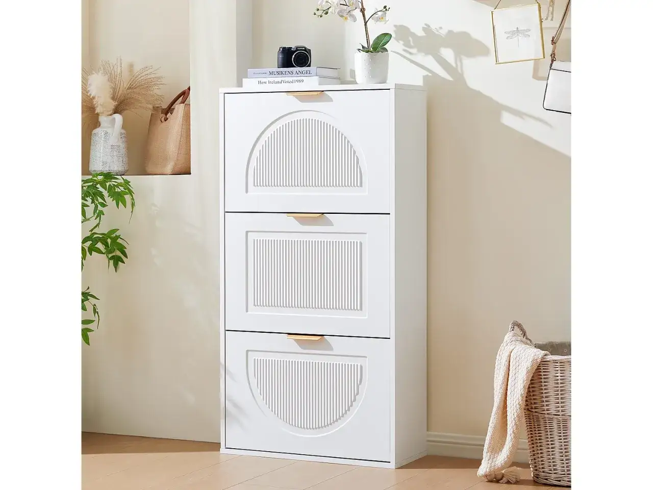 Élégant meuble à chaussures fait maison, blanc, avec trois portes à lamelles décoratives et poignées dorées. Parfait pour organiser vos chaussures.