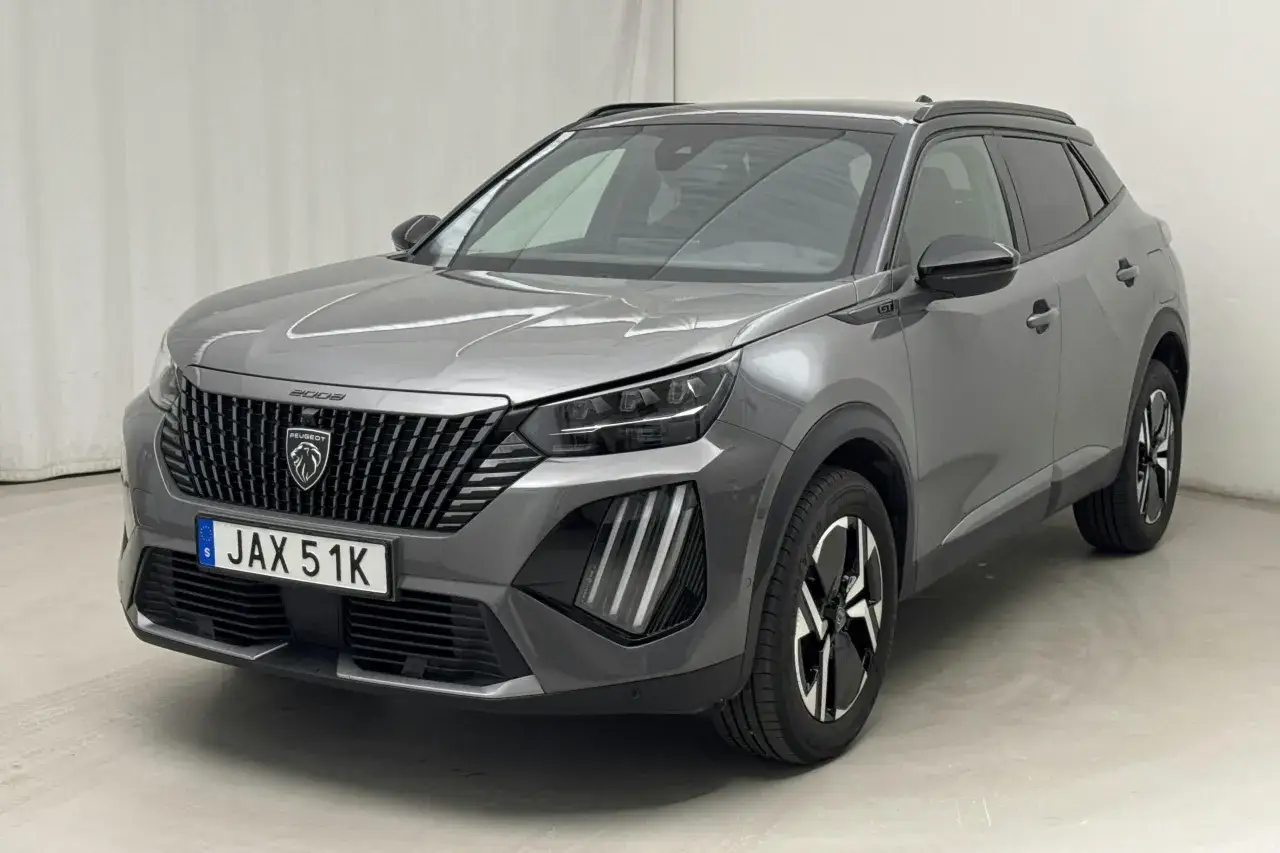 Gr&aring; Peugeot 2008 GT med svensk registreringsskylt JAX 51K. En bil som kan ha ett peugeot 2008 problem.