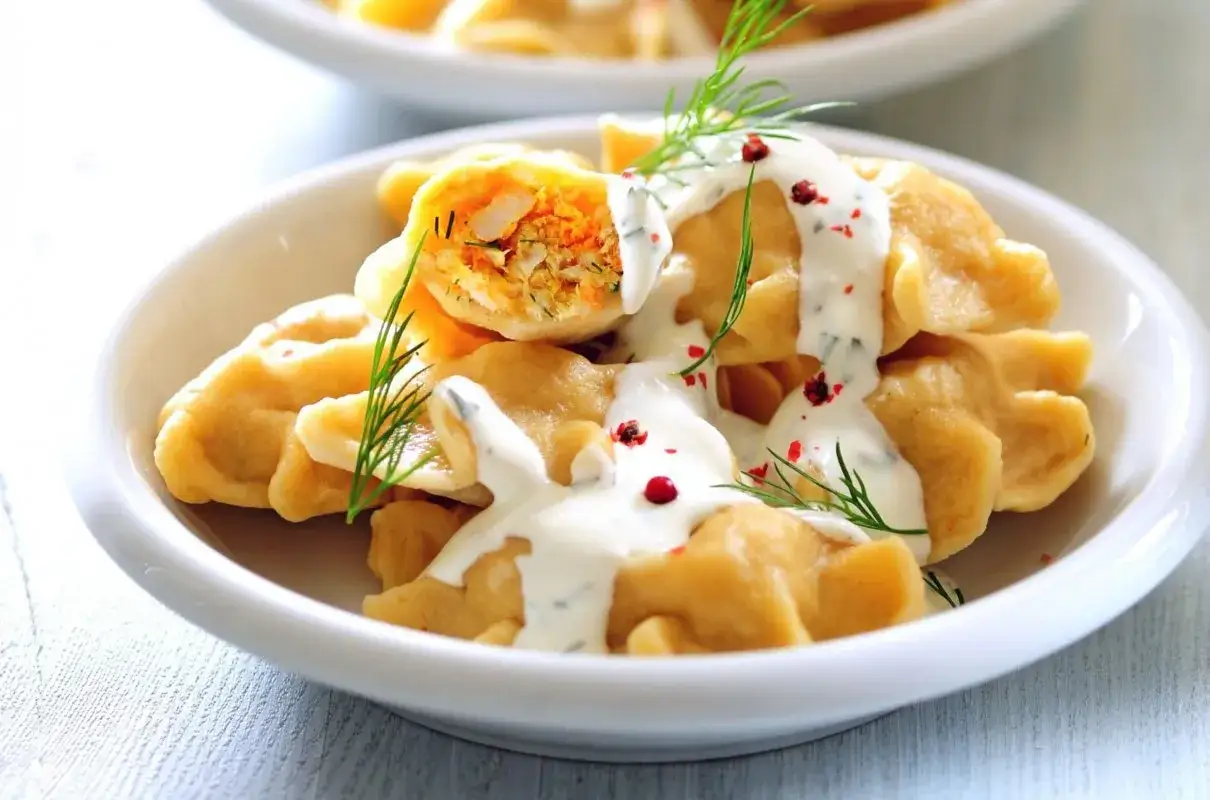 Pyszne pierogi z farszem warzywnym, polane sosem koperkowym. Idealne co w piatek na obiad zamiast ryby.