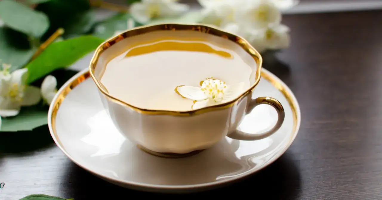 Aromatic herbata jaśminowa, piękna ozdoba i delikatny smak. Zanim sięgniesz po filiżankę, sprawdź przeciwwskazania.