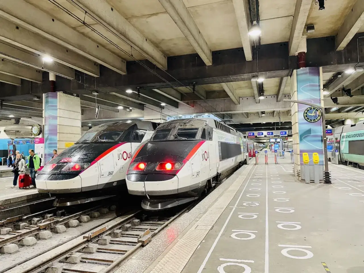 Tv&aring; snabbt&aring;g i Frankrike, TGV InOui, st&aring;r redo p&aring; stationen.