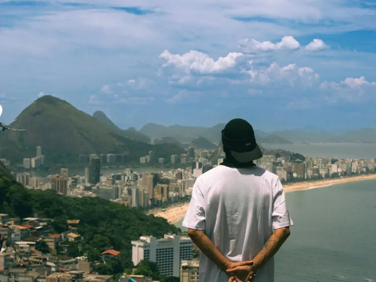 Widok na Rio de Janeiro z góry. Czy Brazylia jest bezpieczna? Turysta zapatrzony w panoramę miasta i ocean.