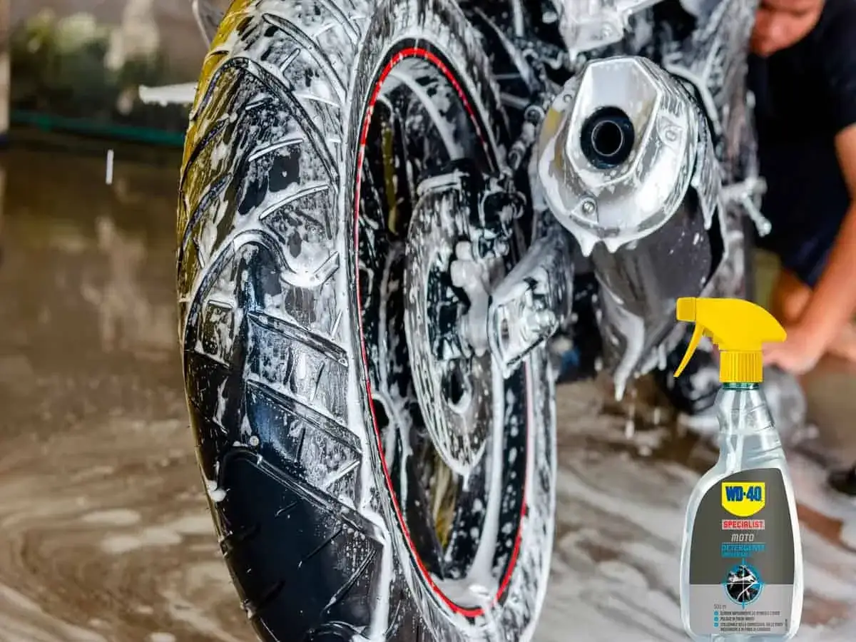 Come pulire i cerchi della moto: schiuma e detergente WD-40 Specialist Moto per una pulizia profonda.