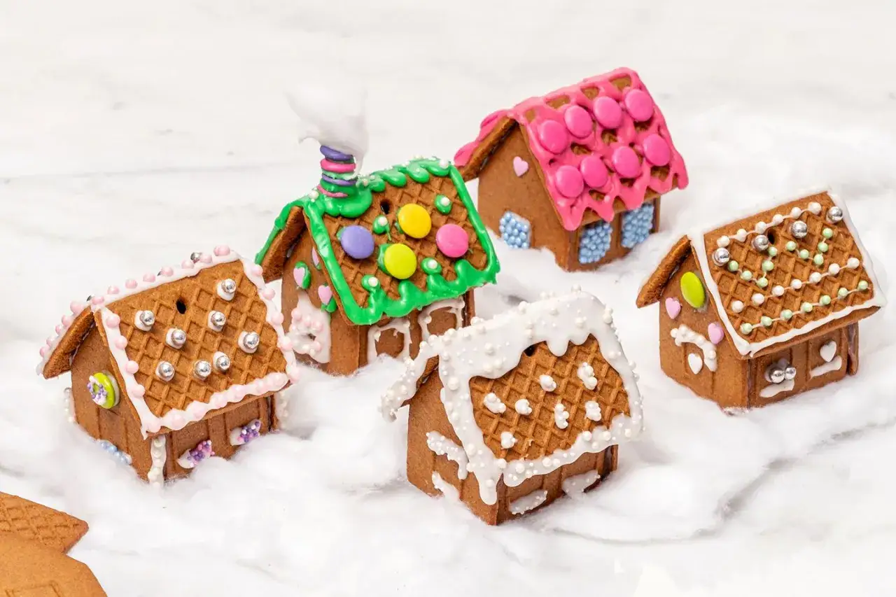 Sm&aring;, dekorerade pepparkakshus med glasyr och godis, som om de vore sm&aring; vinterhus. Perfekt f&ouml;r att limma pepparkakshus till jul.