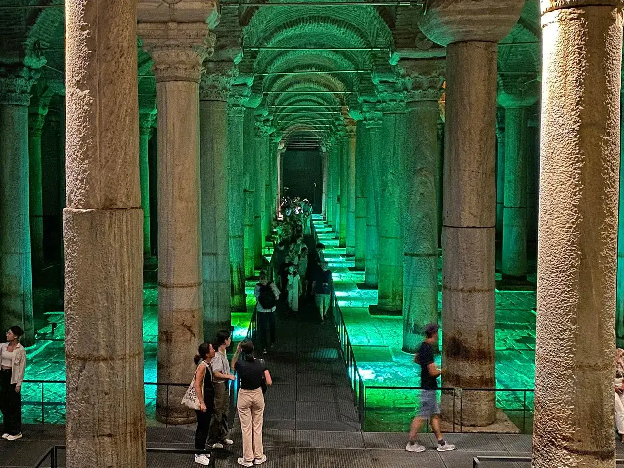 Beeindruckende Säulen und grünes Licht in der riesigen Zisterne von Istanbul. Ein absolutes Must-See!