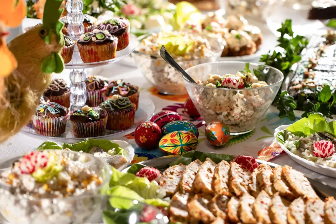 Kolorowe jajka, babeczki i sałatki tworzą bogate śniadanie wielkanocne. Menu pełne smaków i tradycji.
