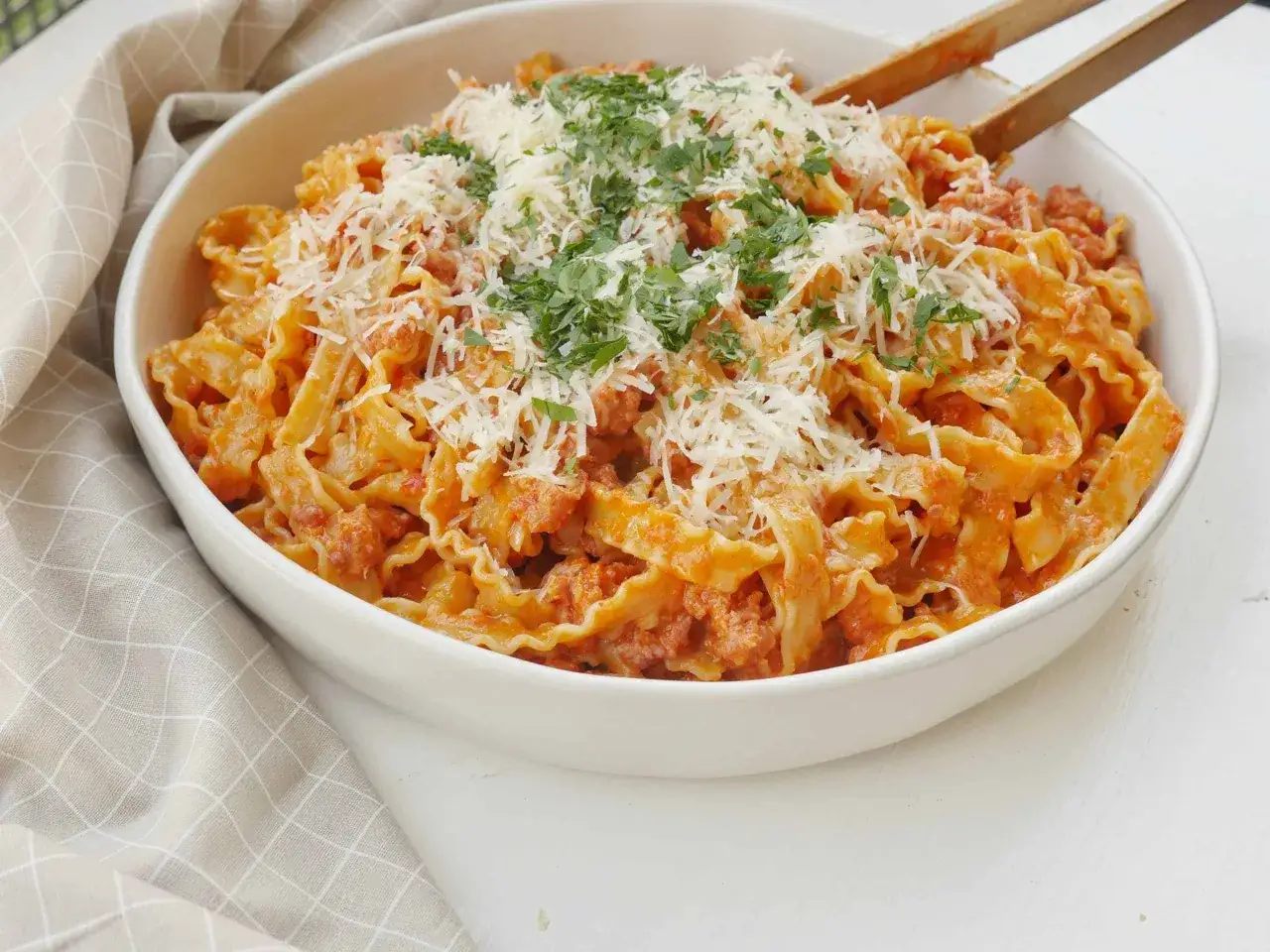 Enkel salsicciapasta med kr&auml;mig tomats&aring;s, toppad med riven parmesan och f&auml;rsk persilja. En h&auml;rlig och snabblagad middag.