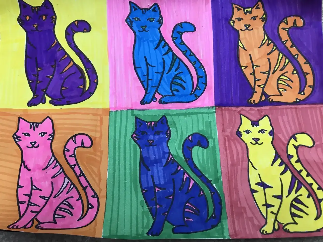 Sechs bunte Katzen im Pop-Art-Stil, wie im Kunstunterricht gemalt. Jede Katze sitzt in einem eigenen farbigen Feld.