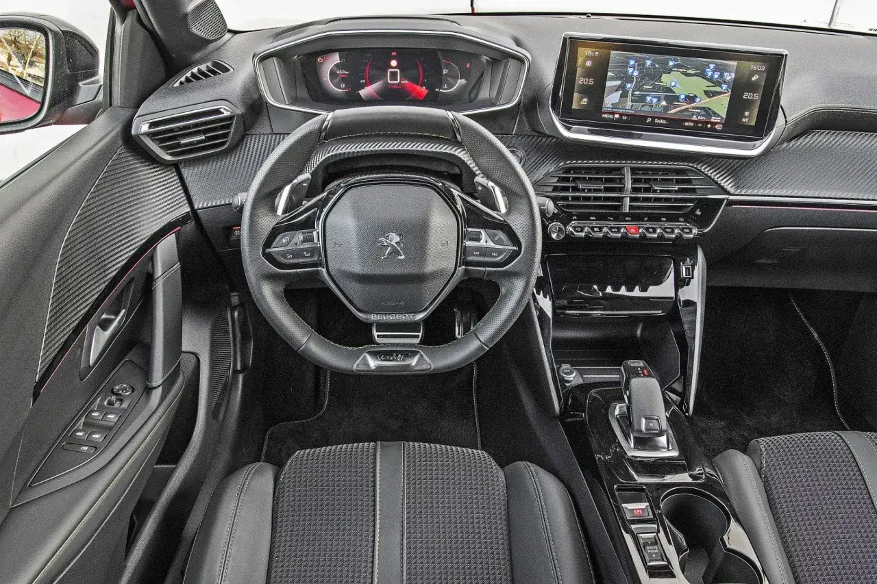 Wnętrze Peugeota 208, które wielu kierowców chwali w swoich opiniach. Nowoczesny design, cyfrowe zegary i ekran multimedialny.