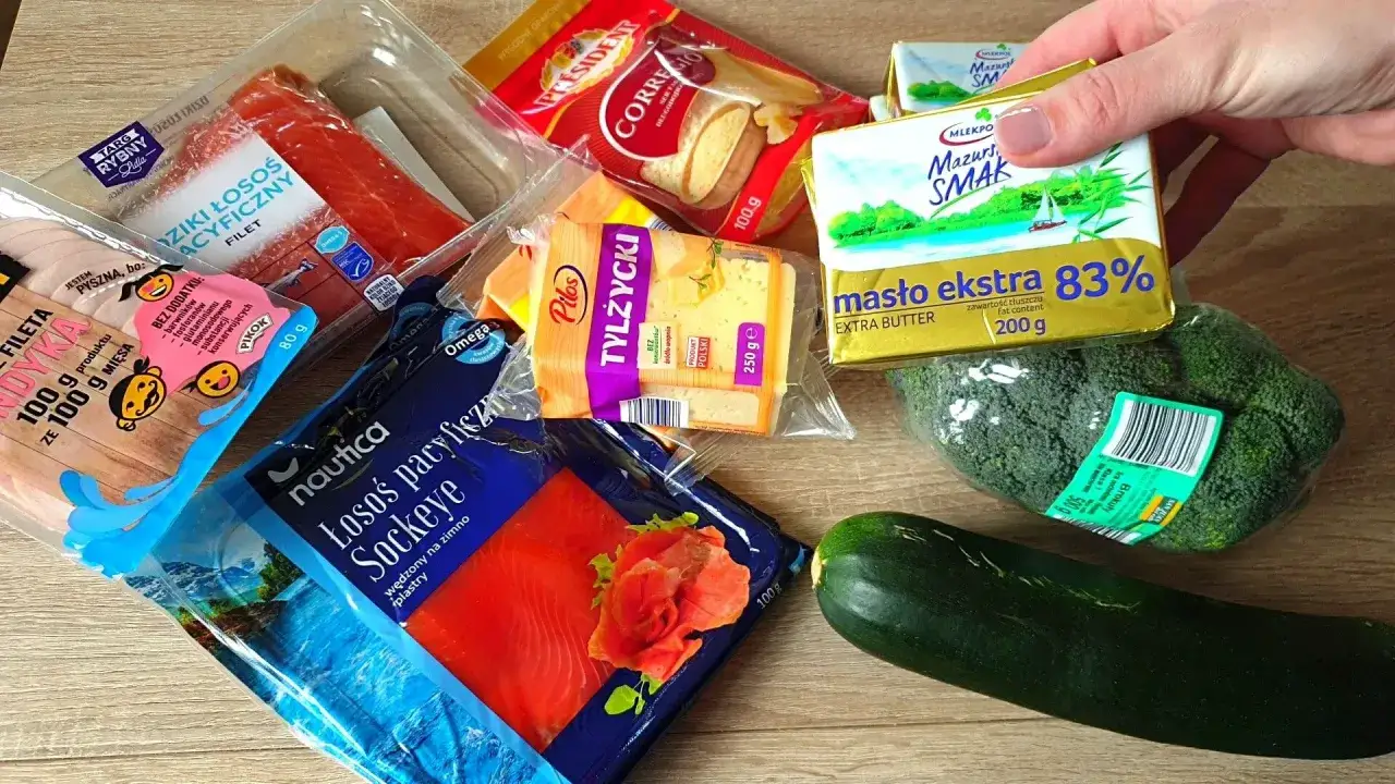 Lista produktów keto: łosoś, brokuły, cukinia, ser żółty, masło i wędlina.