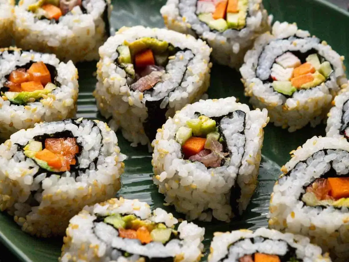 Rollos de sushi caseros con salmón, aguacate y zanahoria. ¡Aprende como hacer sushi en casa!