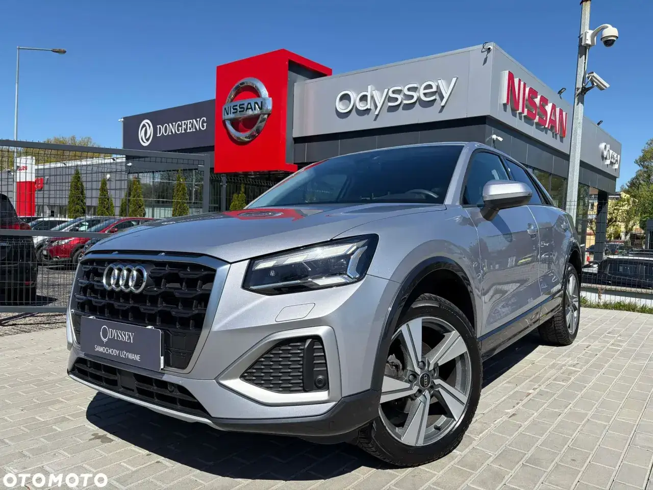 Srebrny Audi Q2 na placu dealerskim Odyssey. Sprawdź atrakcyjną audi q2 cena i ofertę.